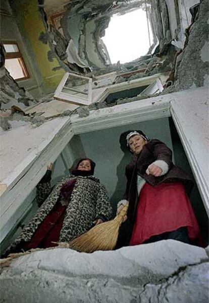 Dos mujeres arreglan su casa bombardeada en Grozny, en 1995.