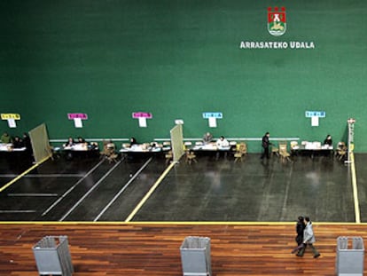 Mesas electorales en el polideportivo de Mondragón.