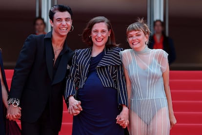 La directora Carla Simon, en el centro, posa en la alfombra roja de Cannes junto a los actores Mitch Robles y Llúcia Garcia a su llegada a la proyección de 'Romeria' en Cannes, este miércoles. 