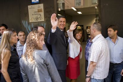 El alcalde de Badalona, Xavier García Albiol, entra en los juzgados acompañado por Alicia Sánchez-Camacho.