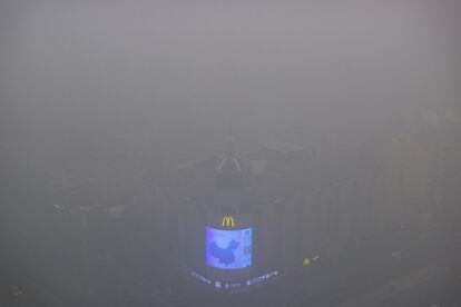 La capital china está envuelta en una densa capa de contaminación fruto de la humedad y la falta de viento, lo que dificulta la visión en toda la ciudad.