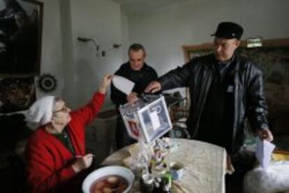 Una ciudadana de Crimea vota en el referéndum