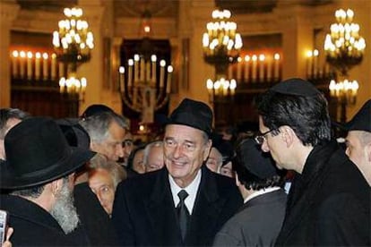 Jacques Chirac, en el centro, asiste al funeral celebrado en la Gran Sinagoga de la Victoria de París.