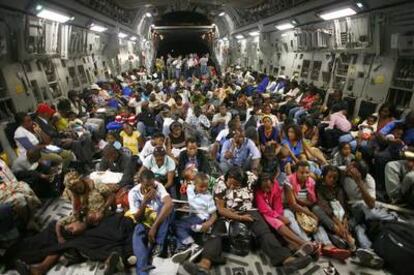 Dos centenares de personas esperan la evacuación a Florida en un avión militar estadounidense. Son ciudadanos de EE UU, extranjeros con visado del país o haitianos con padres o hijos en él.