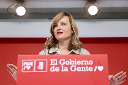 La portavoz del PSOE y ministra de Educación, Pilar Alegría durante la rueda de prensa tras la Ejecutiva del partido este lunes en su sede de Madrid.