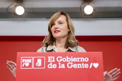 La portavoz del PSOE y ministra de Educación, Pilar Alegría durante la rueda de prensa tras la Ejecutiva del partido este lunes en su sede de Madrid.