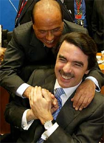 En la imagen, José María Aznar recibe el saludo del primer ministro italiano, Silvio Berlusconi.