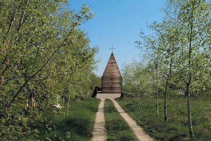 Discreto y pequeño espacio para la oración a orillas del río Vístula, en el sur de Polonia, levantado íntegramente con madera: armazón, fachadas y tejado. Solo la fachada posterior de cristal, situada tras el altar, rompe el conjunto. Es obra del estudio Beton (<a href="http://betonon.com" rel="nofollow" target="_blank">http://betonon.com</a>).