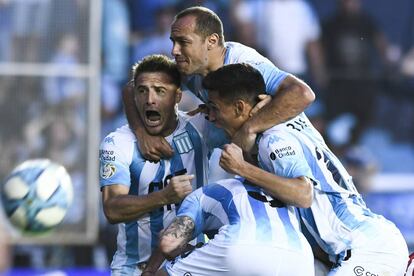 Los jugadores del Racing celebran un gol contra Huracán.