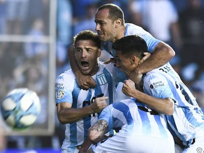 Los jugadores del Racing celebran un gol contra Huracán.