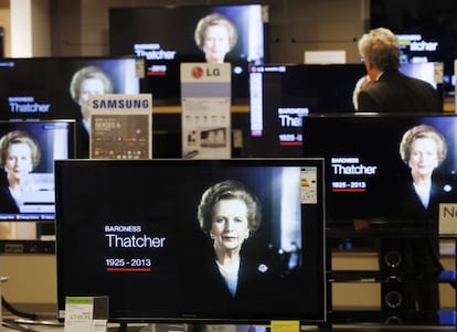 Pantallas muestran imágenes de Thatcher en una tienda en Londres.