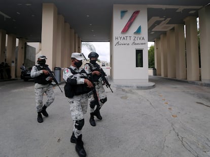 Miembros de la Guardia Nacional vigilan la entrada del hotel Hyatt Ziva tras la irrupción de un comando armado en la Riviera Maya.