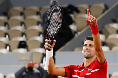 Djokovic celebra su victoria contra Tsitsipas en París.