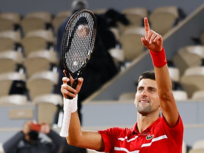 Djokovic celebra su victoria contra Tsitsipas en París.