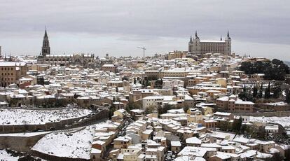 Los tejados de la ciudad de Toledo, ayer cubiertos de nieve.