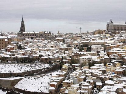 Los tejados de la ciudad de Toledo, ayer cubiertos de nieve.