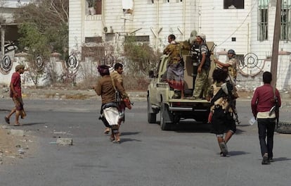 Fuerzas progubernamentales, este lunes en la ciudad yemení de Hodeida.