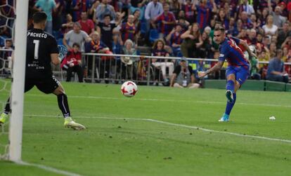Paco Alcácer golpea el balón para marcar el tercer gol.