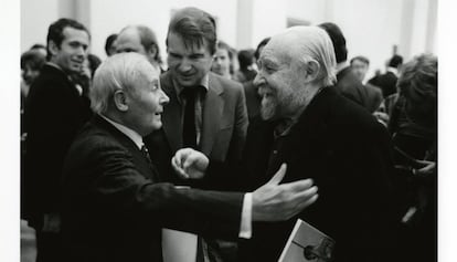 Francis Bacon con Joan Miró y André Masson en la inauguración de su retrospectiva en París en 1971.