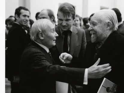 Francis Bacon con Joan Mir&oacute; y Andr&eacute; Masson en la inauguraci&oacute;n de su retrospectiva en Par&iacute;s en 1971. 