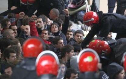 Efectivos de la Ertzaintza, durante la detenci&oacute;n de seis miembros de Segi condenados por el Supremo.