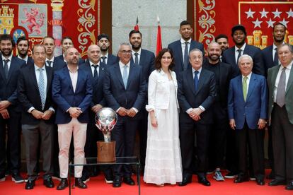 Los jugadores y directivos del Real Madrid posan, entre otros, con la candidata del PP a la Comunidad de Madrid, Iabel Díaz Ayuso, en la Real Casa de Correos, sede del Gobierno de la Comunidad de Madrid, donde los jugadores blancos acudieron este sábado tras derrotar al FC Barcelona en la 35ª Liga Endesa. 