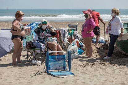 Varias bañistas con mascarilla en la playa de la Malvarrosa (Valencia) este miércoles.