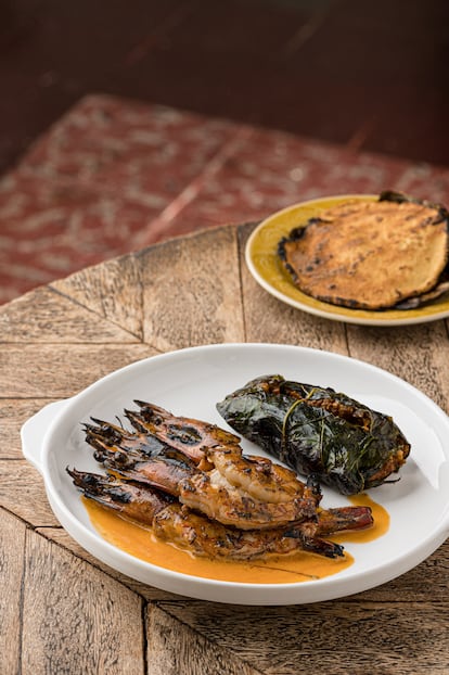 Plato de camarones, mariscada y tamal, de NM Culinary Granada. Fotografía proporcionada por el establecimiento.