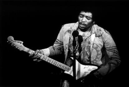 James Marshall Hendrix, conocido como “Jimi” Hendrix, nació en Seattle, Estados Unidos, el 27 de noviembre de 1942, es considerado el más grande guitarrista en la historia del rock and roll y el blues eléctrico. En el año 2003 la revista Rolling Stone lo eligió como el mejor guitarrista de todos los tiempos. La carrera triunfal del artista se truncó el 18 de septiembre de 1970 cuando fue encontrado inconsciente en su hotel de Londres tras consumir alcohol y varios somníferos.