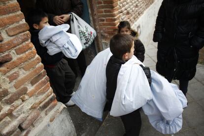 Los niños que habitan en estas dependencias se levantaron temprano para ayudar a trasladar los enseres. Tras la jornada festiva de San José, tampoco acuden a clase hoy pendientes de la mudanza.