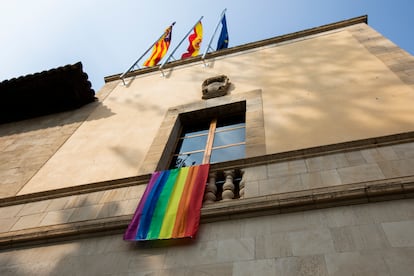 Bandera LGTBI colgada en el Parlamento de Baleares, en Palma, el miércoles.