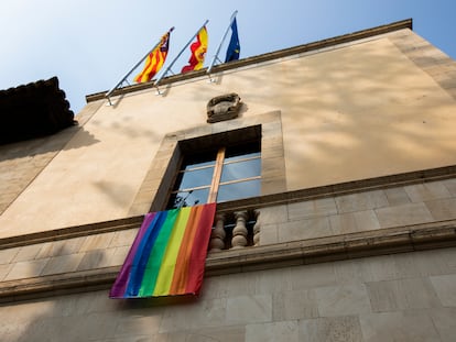 Bandera LGTBI colgada en el Parlamento de Baleares, en Palma, el miércoles.