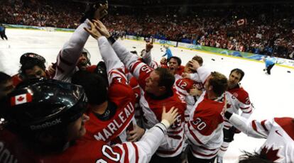 Los jugadores de la selección canadiense de hockey celebran la victoria ante EE UU y la obtención del oro en el deporte rey en su país.