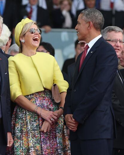 El presidente estadounidense Barack Obama y la reina M&aacute;xima de Holanda conversan durante el acto de recuero del desembarco de Normand&iacute;a en Ouistreham.