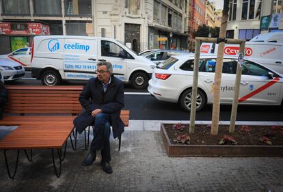 Del concurso Bancos para compartir han salido los curiosos asientos de madera que se podrán usar en Gran Vía. Su autor, el arquitecto Marcos Plazuelo, ganó el concurso de ideas con su proyecto 'Yo tenía tres sillas en mi casa', consistente en un banco de madera de tres piezas y estructura metálica, con respaldo y apoyabrazos, y cuyo diseño modular le permite instalarse de varias maneras. Los 33 bancos de este modelo llegará llegarán a Gran Vía en diciembre, si bien luego se instalarán en más lugares de la ciudad.