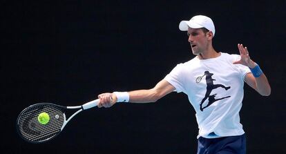 El tenista serbio Novak Djokovic durante un entrenamiento en el Rod Laver Arena en Melbourne. Djokovic completó su segunda sesión de entrenamiento mientras espera la decisión del ministro de Inmigración australiano, Alex Hawke, que podría cancelarle de nuevo la visa a pesar de que un tribunal fallara a su favor este lunes.