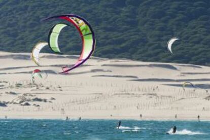 Kitesurfistas en Punta Paloma, en Tarifa (Cádiz).