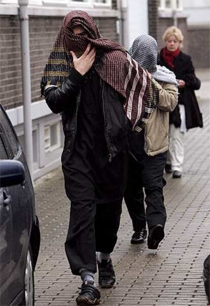 Simpatizantes de los procesados ante el tribunal de Amsterdam.