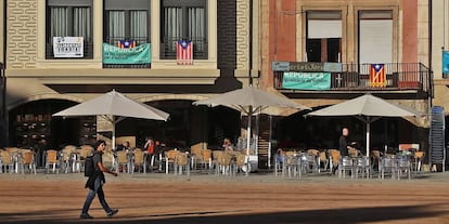 Ambiente en la plaza Mayor de Vic en la tarde de este jueves.