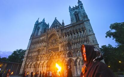 Peregrinos en la misa de vigilia de la catedral de Nidaros, Trondheim (Noruega).