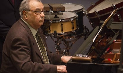 Joan Guinjoan tocando al piano una de sus piezas, en 2011.