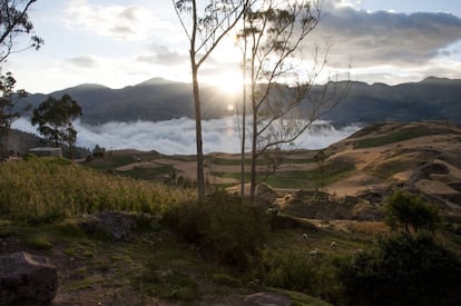 Las nubes cubren los coloridos campos que rodean a la comunidad de Gusniag. Arriba en el páramo, la vida de las campesinas y campesinos está en conexión con la tierra, las lagunas y las montañas. 