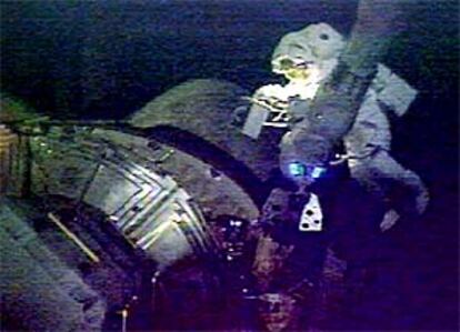 El astronuata James Reilly, durante sus trabajos en el exterior de la Estación Espacial.