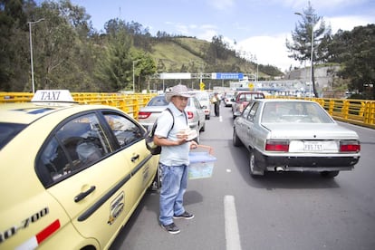 Colas de coches en la frontera entre Ecuador y Colombia. 