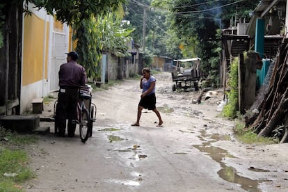 Dos vecinos del barrio de Chamelec&oacute;n, en San Pedro Sula.