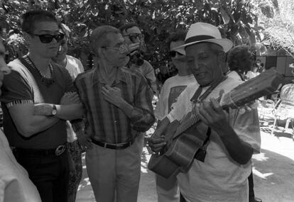Santiago  Auser&oacute;n con Compay Segundo, en un encuentro entre el flamenco y el son cubano en Sevilla en 1994.