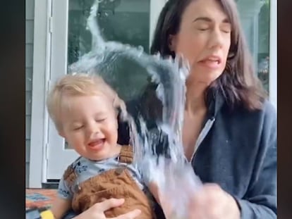 Video de una madre derramando agua sobre su bebé. 