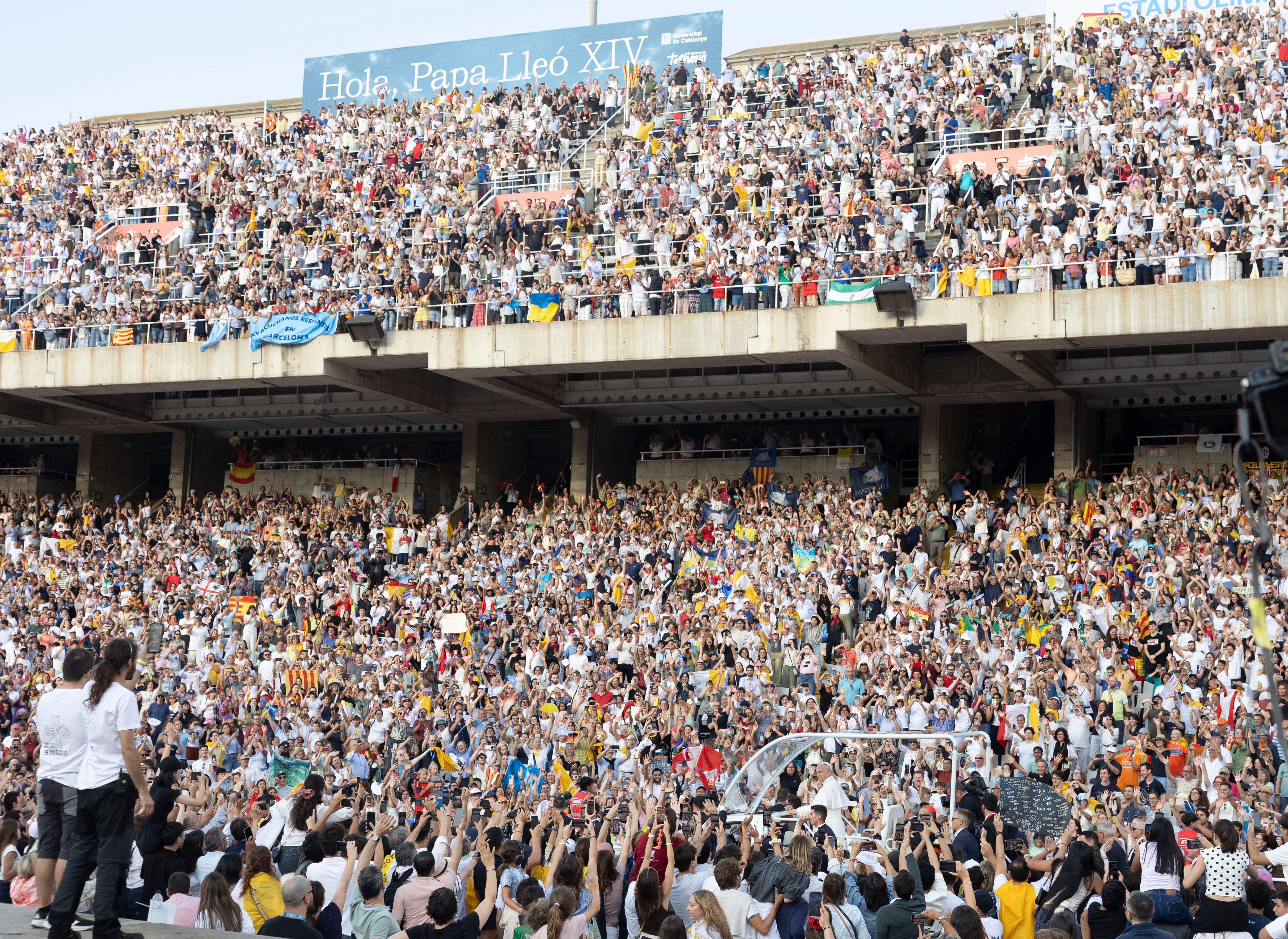 Fervor entre los fieles durante la entrada del papamóvil de León XIV al Estadio Olímpico, donde se ha celebrado la vigilia de plegaria.