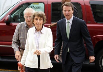 John Edwards llega junto a sus padres al tribunal de Carolina del Norte, el 24 de mayo de 2012.
