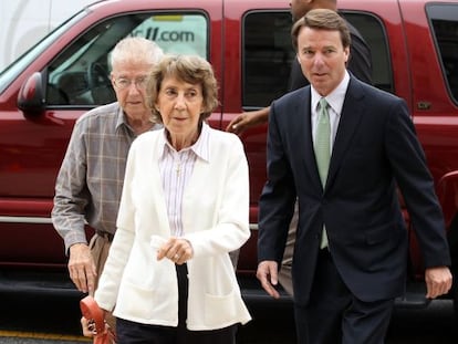 John Edwards llega junto a sus padres al tribunal de Carolina del Norte, el 24 de mayo de 2012. 